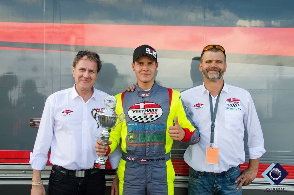 Niklas flankeret af manager Christian Krogh Rasmussen og Team Chef Claus Voetmann